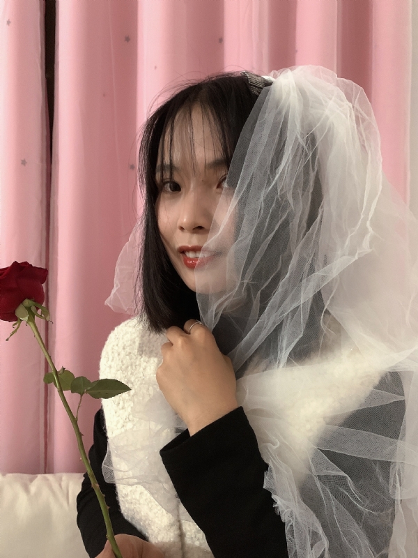 持紫菜包饭的女孩的第一张照片--屏南交友网